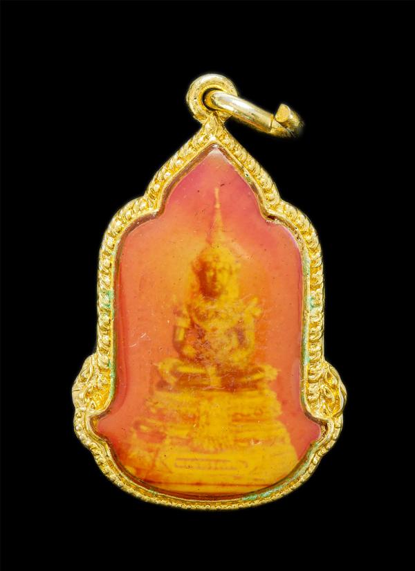 พระแก้วมรกต หลังตราสัญลักษณ์ สมโภชกรุงรัตนโกสินทร์ 200 ปี พ.ศ.2525 พิธีปลุกเสกยิ่งใหญ่ เนื้อกะไหล่ทองสวยงาม พระเก่าสวยสภาพดี น่าเก [..] | https://kamulet.in.th