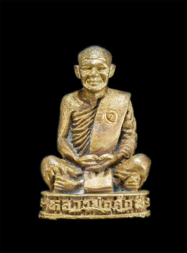 รูปหล่อหลวงพ่อสอน วัดใหม่ราษฎร์นุกูล อ.บ้านแพ้ว จ.สมุทรสาคร รุ่นพิชิตมาร เสาร์ 5 ปี2537 ตอกโค้ดหน้าหลัง เนื้อทองทิพย์ พิธีมหาพุทธา [..] | https://kamulet.in.th