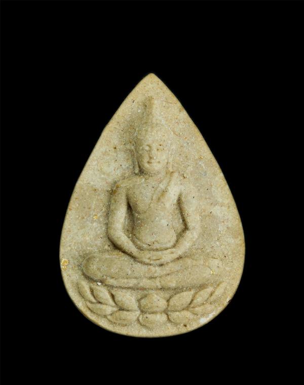 พระพุทธเมตตา สมเด็จพระศรีนครินทราบรมราชชนนี สมเด็จย่า 84 พรรษา ปี 2527 เนื้อผงพุทธคุณ รวมสุดยอดมวลสาร พระเก่าพิมพ์สวยงาม พิธีใหญ่ห [..] | https://kamulet.in.th