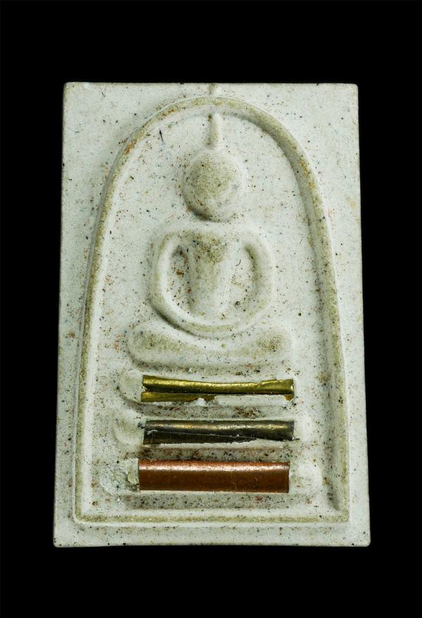 พระสมเด็จหลังรูปเหมือน หลวงพ่อสมบุญ วัดลำพันบอง จ.สุพรรณบุรี รุ่นยกช่อฟ้าอุโบสถ วัดหนองมะค้าโมง ปี2558 เนื้อผงพุทธนคุณ หน้าฝังตะกร [..] | https://kamulet.in.th