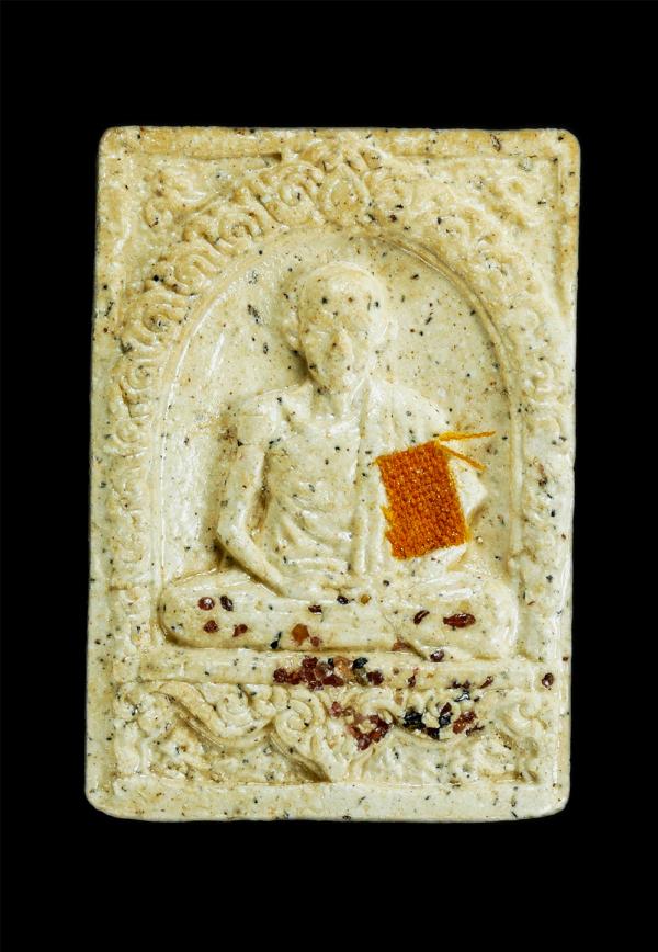 พระผงรูปเหมือน หลวงพ่อเกษม เขมโก วัดสุสานไตรลักษณ์ จ.ลำปาง ปี2523 ( ตอกโค๊ดหลัง) เนื้อผงพุทธคุณ ผงว่าน ฝังพลอยเสก ติดจีวร  พระเถรา [..] | https://kamulet.in.th