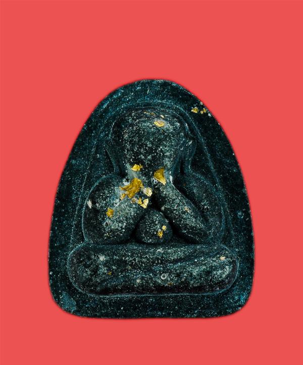 พระปิดตาหลังแบบ ฐานโค๊ต ส.ช เนื้อดำ ผงใบลาน | https://kamulet.in.th