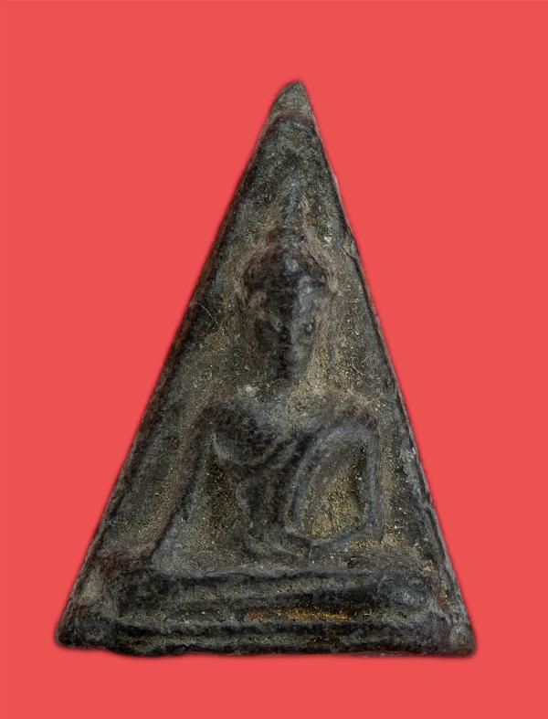 พระนางพญาหลังกาบหมาก เนื้อสีดำมีติดทองคำเปลวนิดหน่อหน้าและหลัง หลวงปู่ทาบ นครปุญฺโญ(พระครูอรรถโกศล) วัดกระบกขึ้นผึ้ง อ.บ้านค่าย จ. [..] | https://kamulet.in.th