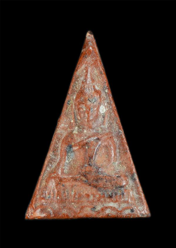 พระนางพญาหลังกาบหมาก เนื้อสีแดงน้ำตาลหายาก หลวงปู่ทาบ นครปุญฺโญ(พระครูอรรถโกศล) วัดกระบกขึ้นผึ้ง อ.บ้านค่าย จ.ระยอง ปี2505 | https://kamulet.in.th