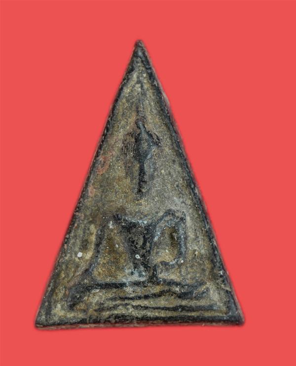 พระนางพญาหลังยันต์อุณาโลม เนื้อสีดำ หลวงปู่ทาบ นครปุญฺโญ(พระครูอรรถโกศล) วัดกระบกขึ้นผึ้ง อ.บ้านค่าย จ.ระยอง ปี2505 (องค์ที่1) | https://kamulet.in.th