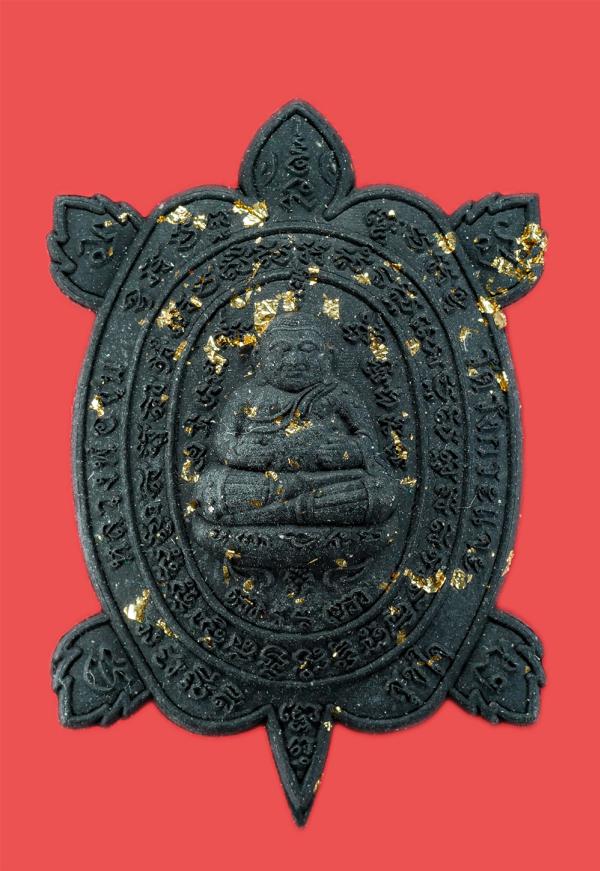 พระผงพญาเต่าเรือน รุ่นสุขใจ หลวงพ่อชุบ วัดวังกระแจะ อ.ไทรโยค จ.กาญจนบุรี ปี2562 พระสังกัจจายบนพญาเต่าเรือน ผู้ใดบูชาพระสังกัจจายน์ [..] | https://kamulet.in.th