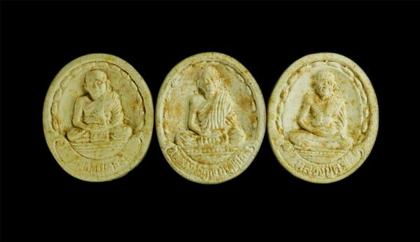 ชุดพระผงรูปเหมือนมหามงคล 3 มหาปรมาจารย์ รุ่น คูณพูลทรัพย์ หลวงปู่คร่ำ วัดวังหว้า หลวงพ่อคูณ วัดบ้านไร่ หลวงปู่ศรี วัดอ่างศิลา อ.เม [..] | https://kamulet.in.th