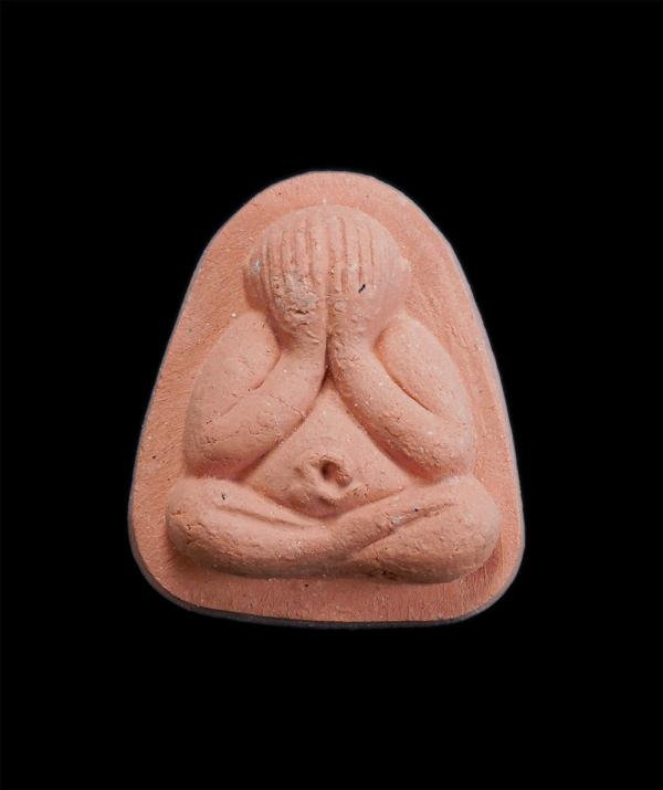 พระปิดตาผงพรายกุมาร หลวงพ่อนพ อนิญฺชิโต(พระครูพิสุทธิณาญโสภณ) งานปิดทอง-ผูกสีมา วัดหนองไร่ จ.ระยอง ปี2562 เนื้อชมพู ฝังพลอยเสก ท่า [..] | https://kamulet.in.th