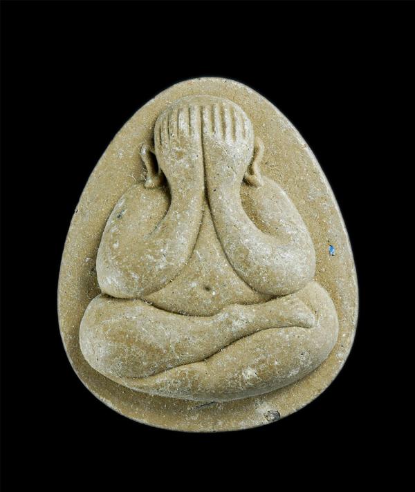 พระปิดตาจัมโบ้ หลวงพ่อรุ่ง วัดท่าไม้ จ.สมุทรสาคร หลัง ยันต์ตรีนิสิงเห เนื้อผงพุทธคุณ ผงว่าน ผสมเกศา | https://kamulet.in.th