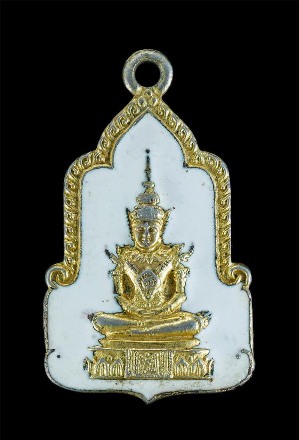 เหรียญพระแก้วมรกต เนือกะไหล่ทองลงยา พื้นขาว พระเก่าสวย  | https://kamulet.in.th