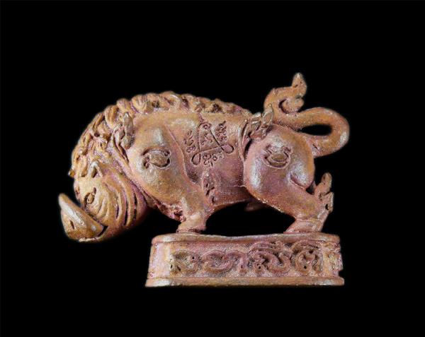 รูปหล่อพญาหมูพลิกแผ่นดิน รุ่นเฮงตลอด เนื้อทองแดงเถื่อน ปี2561 หลวงพ่อสมคิด นันทิโย วัดบึงตาต้า อ.ปลวกแดง จ.ระยอง เพชรแท้บูรพา เจ้า [..] | https://kamulet.in.th