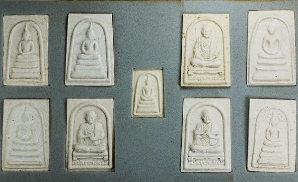 พระสมเด็จหลวงพ่อโต 9 หน้า ชุดของขวัญ ปีใหม่ 2557 ที่ระลึกสร้างอาคารปฏิบัติเฉลิมพระเกียรติ วัดอัมพุวราราม | https://kamulet.in.th