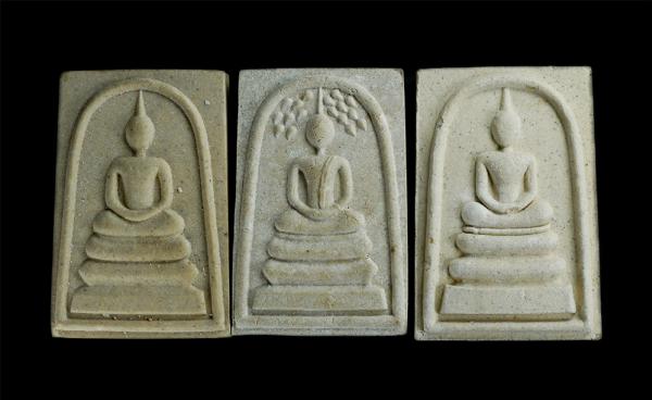 พระสมเด็จเทิดพระเกียรติ ร.๕ มหามงคล 3 พิมพ์นิยม(พิมพ์พระประธาน พิมพ์ปรกโพธิ์ พิมพ์ฐานแซม) หลังรัชกาลที่5 วัดหัวลำโพง กรุงเทพฯ ปี25 [..] | https://kamulet.in.th