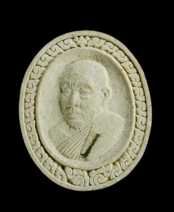 พระผงรูปเหมือนหลวงพ่ออุตตมะ (พระราชอุดมมงคล) วัดวังก์วิเวการาม อ.สังขละบุรี จ.กาญจนบุรี ปี2538 เนื้อผงพุทธคุณ ผงว่าน ฝังตะกรุดสาริ [..] | https://kamulet.in.th