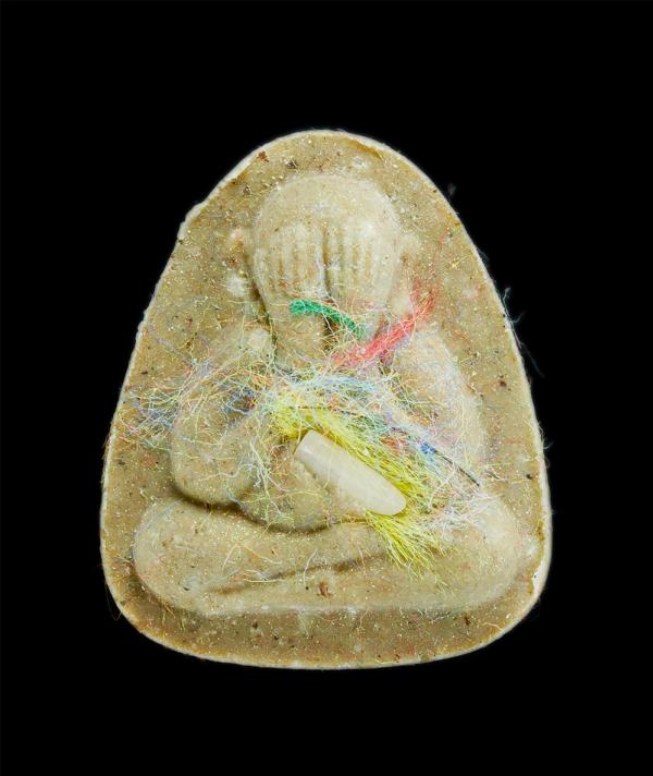 พระปิดตา รุ่น1 รุ่นปลดหนี้ เงินล้าน หลวงพ่อเหลือ วัดขอนชะโงก จ.สระบุรี ที่ระลึกงานไหว้ครูประจำปี 2555 ผงพุทธคุณ เนื้อว่าน พิเศษ ไห [..] | https://kamulet.in.th