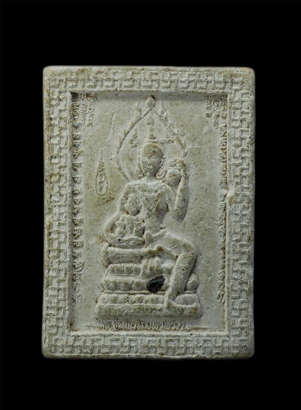 พระขุนแผนมหาลาภหลังสาริกา ธัมมโชโตภิกขุ ด้านหน้าฝังพลอยเสก หลังนกสาริกาคู่ฝังตะกรุด เนื้อผงพุทธคุณ ผงว่าน พระเก่าเนื้อสวยมวลสารดี  [..] | https://kamulet.in.th