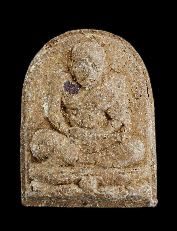 หลวงปู่ทวดเนื้อว่านฝับพลอยแดง หลังยันต์ นะ เนื้อเก่ามวลสารเข้มข้น | https://kamulet.in.th