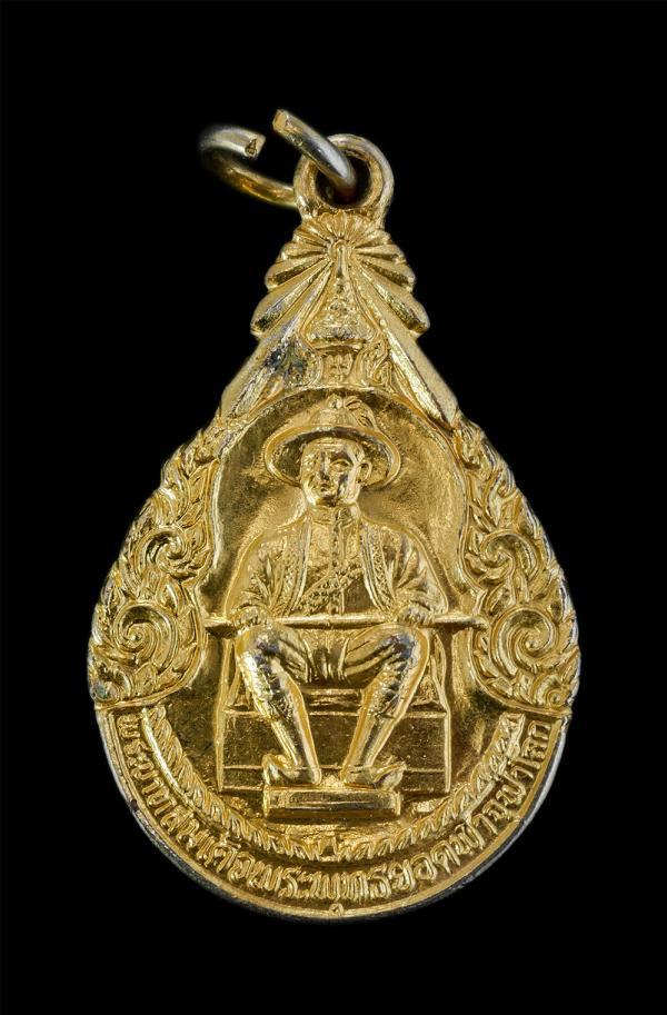 เหรียญรัชกาลที่1 ทรงประทับบัลลังก์ รุ่นฉลอง200ปี กรุงเทพมหานคร พ.ศ.2525 จัดสร้างโดยจตุรเสนาสมาคม เนื้อกะไหล่ทองสวยงาม พระเก่าสวยสภ [..] | https://kamulet.in.th