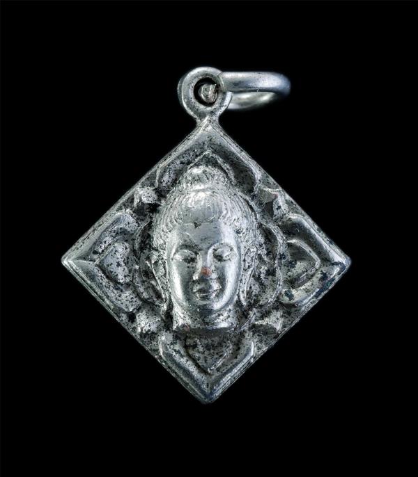 เหรียญข้าวหลามตัดหน้าพระพรหม หลังเรียบ จารยันต์ เนื้อกะไหล่เงิน | https://kamulet.in.th