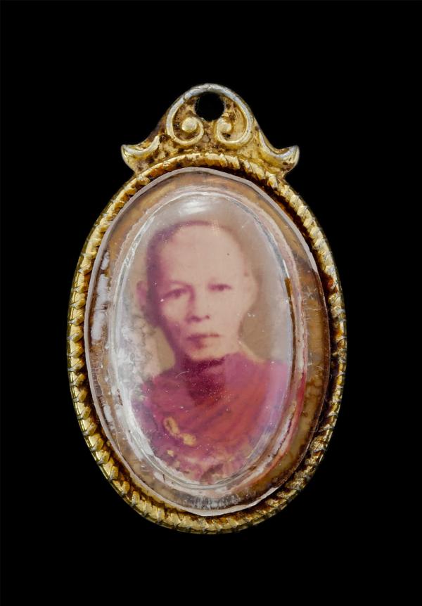 ล็อกเก็ต หลวงพ่อชม วัดสุกรีบุญญาราม อ.บางละมุง จ.ชลบุรี ที่ระลึกงานปิดทองฝังลูกนิมิต ปี2519 พระเก่าสวย พิธีใหญ่ | https://kamulet.in.th