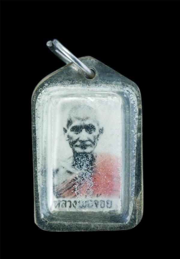 ล็อกเก็ตหลวงพ่อจ้อย เขมิโย วัดถ้ำมังกรทอง อ.เมือง จ.กาญจนบุรี พ.ศ.2516 หลังตะกรุด 3 กษัตริย์ ที่ละลึกในงานผูกพัทธสีมา หลวงพ่อจ้อยเ [..] | https://kamulet.in.th