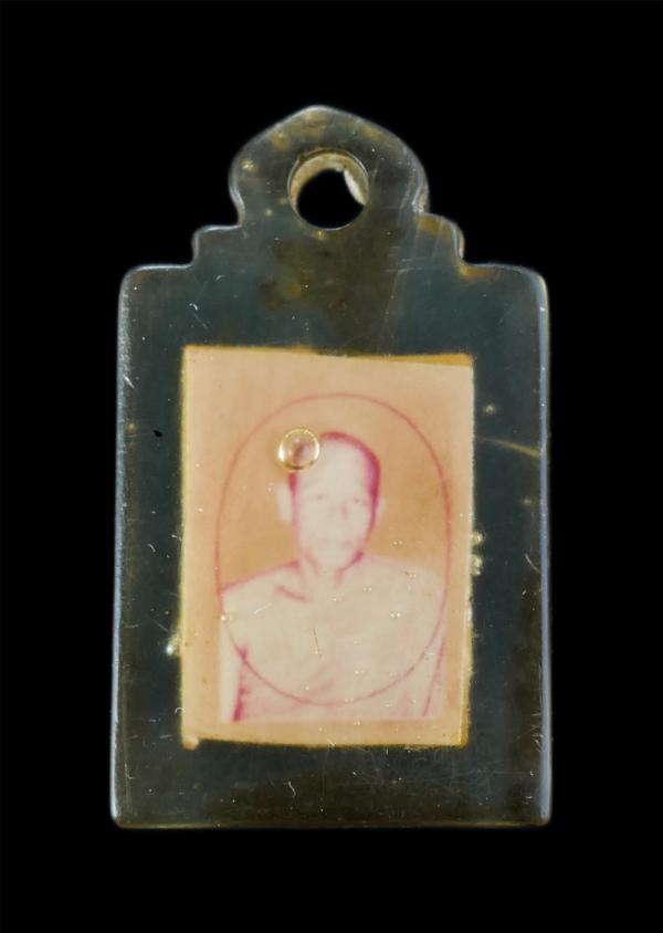 รูปเกจิอาจารย์เก่าหลังพระพุทธ หล่อเรชิ่น | https://kamulet.in.th