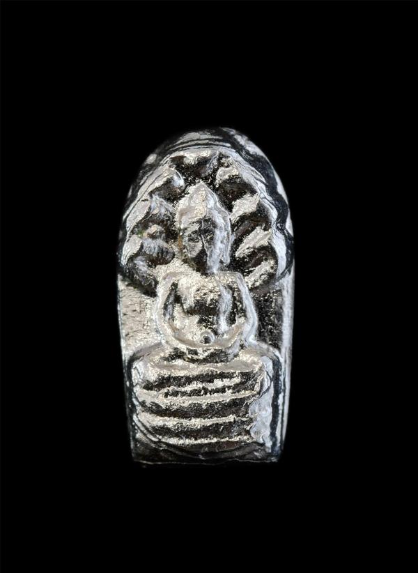 พระปรกใบมะขามหลวงปู่ทิม วัดระหารไร่. ไม่ทราบปี เนื้อกะไหล่เงิน | https://kamulet.in.th