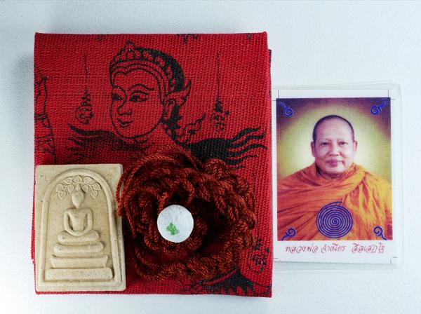 ชุดวัตถุมงคลหลวงพ่อจําเนียร สีลเสฏโฐ วัดถ้ำเสือ จ.กระบี่ ปี2556 พระสมเด็จปรกโพธิ์ ผ้ายันต์แม่นางกวัก สร้อยข้อมือเชือกปลุกเสก ลูกอม [..] | https://kamulet.in.th