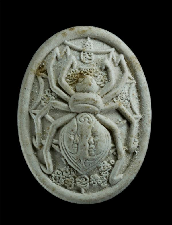 แมงมุมดักทรัพย์ หน้าเทพจำแลง ปี2551 ครูบากฤษณะ อินทวัณโณ,อาศรมสถานสวนพฤกษศาสตร์ บ้านโตนด ต.โตนด อ. โนนสูง จ.นครราชสีมา  เนื้อผงพุท [..] | https://kamulet.in.th