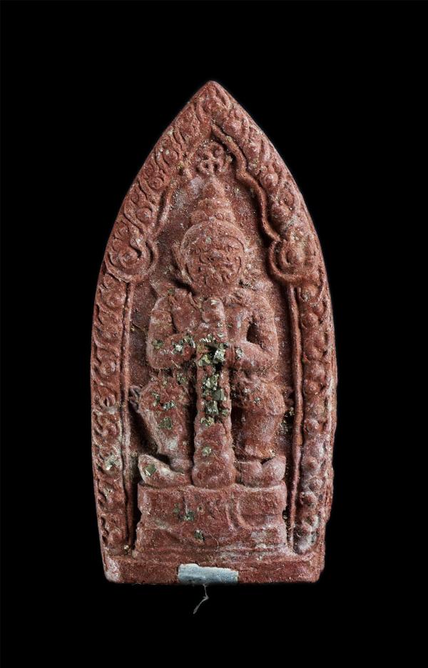 พระผงท้าวเวสสุวรรณ หลังกงจักร จงเป็นสุข เนื้อผงพุทธคุณ ผงว่านสีแดง ฝังตะกรุดเงิน ฝังเพชรหน้าทั่ง พระเก่าสวยเข้มขลัง น่าเก็บสะสมบูช [..] | https://kamulet.in.th