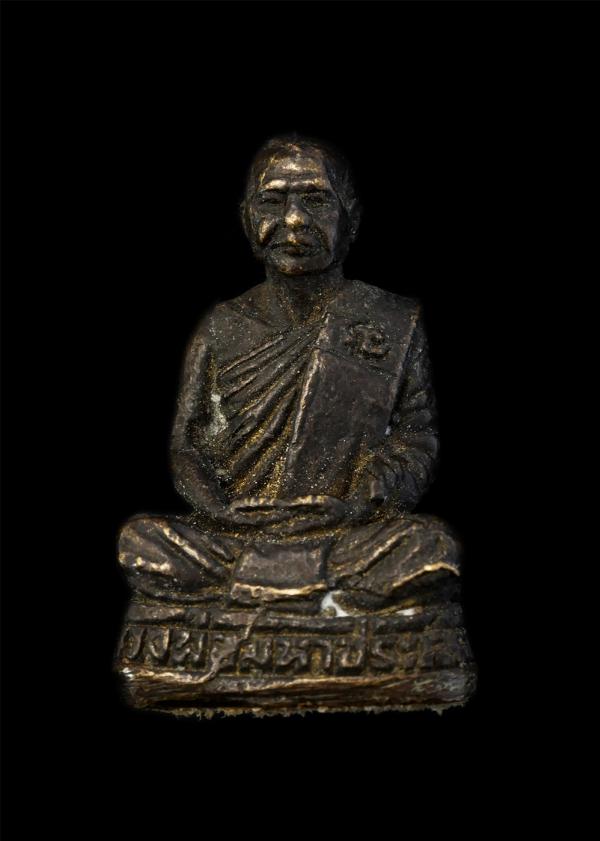 รูปหล่อหลวงพ่อมหาประเทือง วัดหนองโพ งานผูกพัทธสีมา วัดหนองรั้ว อ.ตากฟ้า จ.นครสวรรค์ รุ่น1 อายุ64 ปี พ.ศ.2545 เนื้อทองผสม พระเก่าสว [..] | https://kamulet.in.th