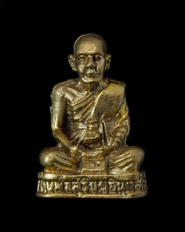 รูปหล่อหลวงพ่อสุริยา วัดเขาชองโกรน อ.แหลมสิงห์ จ.จันทบุรี ปี2554 เนื้อกะไหล่ทองสวยงาม พระเก่าสวยสภาพดี พร้อมกล่องเดิมๆ น่าเก็บสะสม [..] | https://kamulet.in.th