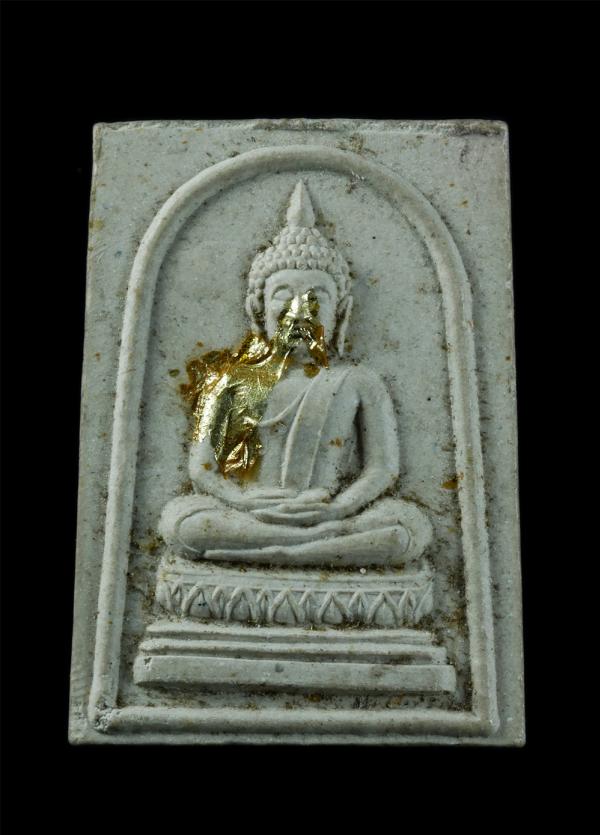 พระผงพิมพ์พระพุทธ หลังรูปเหมือนท่านเจ้ามา วัดสามปลื้ม (วัดจักรวรรดิราชาวาส) กรุงเทพฯ ปี2534 เนื้อผงพุทธคุณ ผงว่าน องค์นำฤกษ์เจิมน้ [..] | https://kamulet.in.th