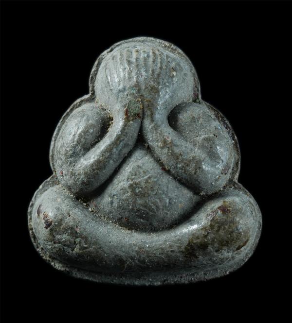 พระปิดตา หลังหนุมานเชิญธง หลวงปู่เกลี้ยง วัดเนินสุทธาวาส จ.ชลบุรี เจดีย์มิ่งโมลี เนื้อผงพุทธคุณ ผงว่าน พระเกจิดังต้นตำรับ หนุมานชา [..] | https://kamulet.in.th