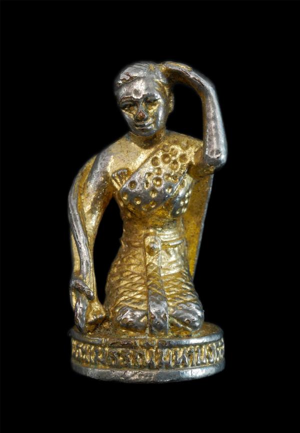 รูปหล่อพระแม่ธรณีบีบมวยผม มหามงคล ปี2552 พระครูวิมลศีลาจารย์ (หลวงปู่เจิม พุทธวังโส) วัดหนองน้ำขุ่น อ.แกลง จ.ระยอง เนื้อกะไหล่ทอง | https://kamulet.in.th