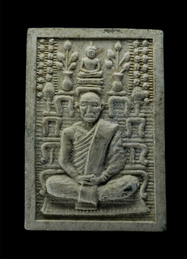 พระผงโต๊ะหมู่รูปเหมือน หลวงปู่พันธ์ ปภากโร วัดศรีชมบาล บ้านม่วงโป้ง ต.สาวะถี อ.เมือง จ.ขอนแก่น รุ่นสร้างสาลาการเปรียญ เนื้อผงพุทธค [..] | https://kamulet.in.th