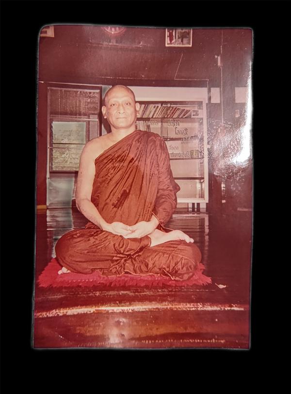 ภาพถ่ายเก่าพระเกจิอาจารย์ หลังรายเช็นต์ ถ่ายเมื่ออายุ 56 ปี พรรษา 34 “จิตที่ฝึกแล้ว นำสุขมาให้ ” ขนาด 4x6 นิ้ว ภาพเก่าสวยน่าเก็บสะ [..] | https://kamulet.in.th