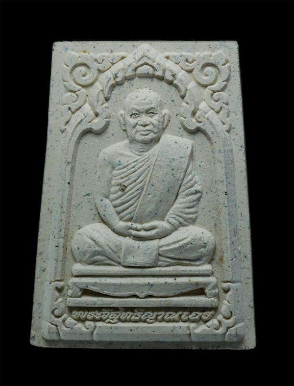 พระผงพุทธคุณรูปเหมือนหลวงพ่อสมชาย ฐิตวิริโย วัดเขาสุกิม จ.จันทบุรี รุ่นฉลองครบรอบอายุ 72 ปี พ.ศ. 2540 หลังยันต์ เมตตา ปลอดภัย ร่ำร [..] | https://kamulet.in.th