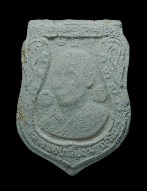 พระผงพิมพ์เสมา หลังยันต์ตรีสิงเห ปั้มหมึกดำ หลวงปู่เกลี้ยง มนุญฺโญ (พระครูพิศิษฐชโลปการ) วัดเนินสุทธาวาส อ.เมือง จ.ชลบุรี ปี2539 เ [..] | https://kamulet.in.th