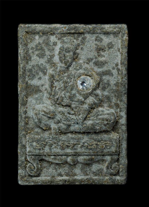 พระผงรูปเหมือนพระเกจินั่งโต๊ะฝังเพชร หลังชูชก เนื้อผง ผงว่าน พระเก่าสวยมวลสารดี | https://kamulet.in.th