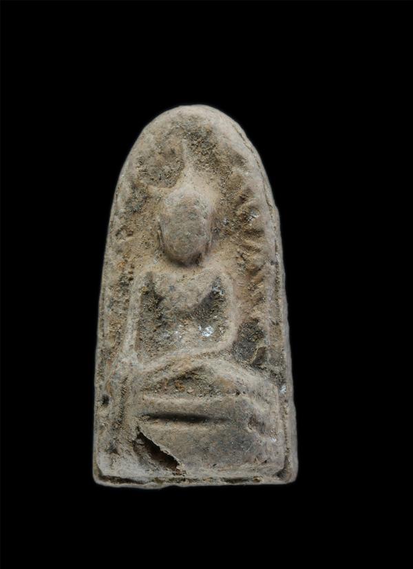 พระรอดเนื้อดิน หลวงปู่ทิม วัดละหารไร่ อ.บ้านค่าย จ.ระยอง ปี2552 ทางวัดละหารไร่จัดสร้าง โดยหลวงปู่เชย เจ้าอาวาส ได้ใช้มวลสารของหลวง [..] | https://kamulet.in.th