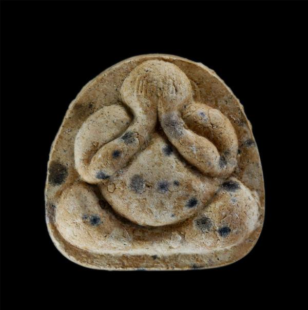 พระปิดตาอุดมสมบูรณ์ หลวงปู่เกลี้ยง มนุญฺโญ (พระครูพิศิษฐชโลปการ) วัดเนินสุทธาวาส อ.เมือง จ.ชลบุรี รุ่นบูรณะอุโบสถ ปี2556 เนื้อผงพุ [..] | https://kamulet.in.th