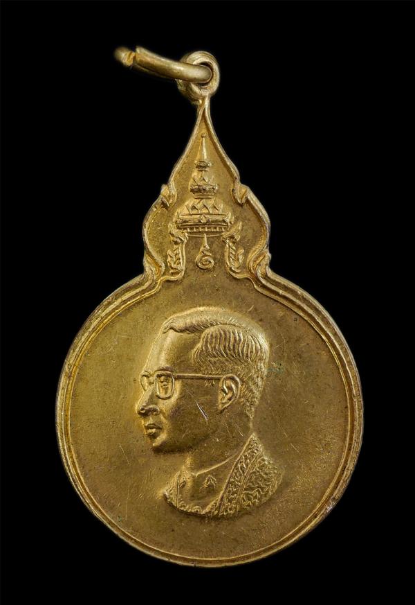 เหรียญในหลวงรัชกาลที่ 9 ที่ระลึกงานปฏิบัติธรรมเฉลิมพระเกียรติ เฉลิมพระชนมพรรษาครบ 5 รอบ ปี2530 หลวงพ่อฤาษีลิงดำ วัดท่าซุง (พระมหาว [..] | https://kamulet.in.th