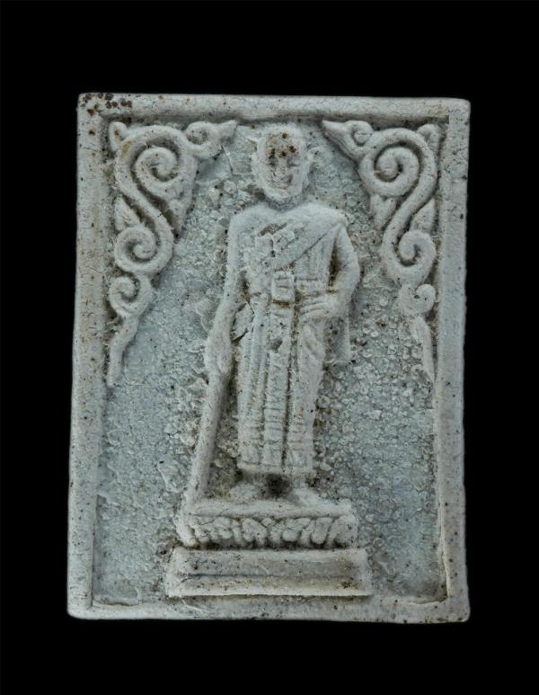 พระผงรูปเหมือนท้าวสุรนารี รุ่นแม่ย่าโมอุปถัมภ์ รุ่นแรก ปี2534 วัดราชสีมาราม อ.เมือง จ.นครราชสีมา เนื้อดอกมะลิหน้าฐานย่าโมผสมผงพุทธ [..] | https://kamulet.in.th