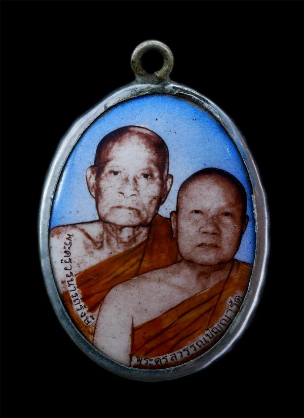 ล็อกเก็ตหลวงพ่อปุย(พระครูวรนาถรังษี) กับหลวงพ่อเซ้ง( พระครูสุวรรณปัญญารัต ) วัดเกาะ อ.ศรีประจันต์ จ.สุพรรณบุรี ล็อกเก็ตเก่าสวย สร้ [..] | https://kamulet.in.th