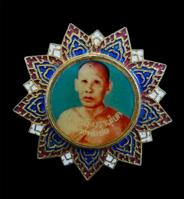 ล็อกเก็ตเข็มกลัด รุ่นแรก หลวงพ่อช่อ ปัญญาทีโป วัดโคกเกตุบุญญศิริ ต.ปลายโพงพาง อ.อัมพวา จ.สมุทรสงคราม ปี2514 หลวงพ่อเป็นพระเกจิศิษย [..] | https://kamulet.in.th