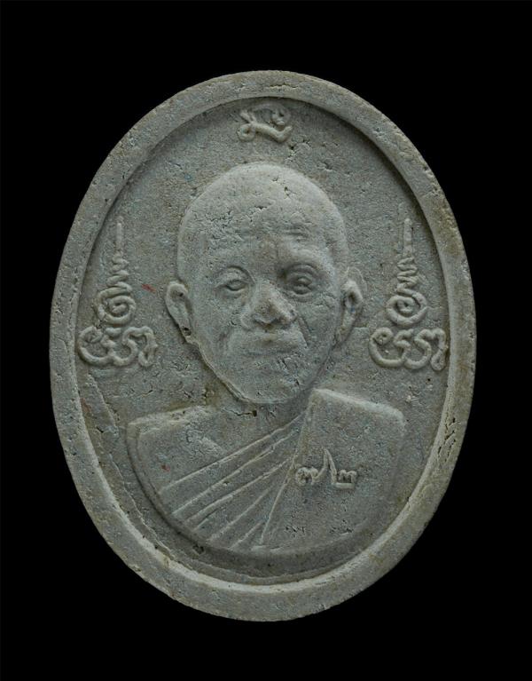 พระผงรูปเหมือนหลวงพ่อคูณ ปริสุทโธ อายุ 72 ปี พ.ศ.2537 หลังพระปิดตา รุ่นกูคูณแท้เด๊อ สร้างอุโบสถ วัดด่านใน จ.นครราชสีมา เนื้อผงพุทธ [..] | https://kamulet.in.th