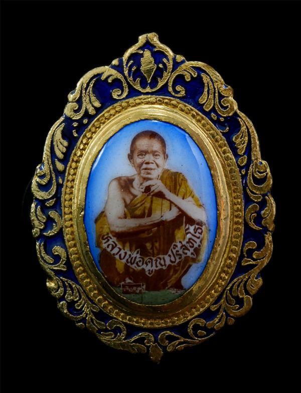 ล็อกเก็ตเข็มกลัด หลวงพ่อคูณ ปริสุทโธ วัดบ้านไร่ จ.นครราชสีมา รุ่นคูณทรัพย์แสนล้าน ปี2539 เนื้อกะไหล่ทองลงยาสวยงามมาก ปลุกเสกพิธีให [..] | https://kamulet.in.th