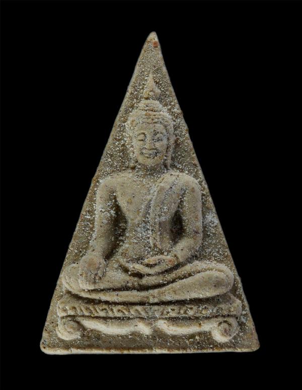 พระนางพญาขาโต๊ะ หลวงพ่อพุฒ(พระอุบาลีคุณูปมาจารย์) วัดสุวรรณาราม บางกอกน้อย กรุงเทพฯ อายุวัฒนมงคล 80 ปี พ.ศ.2531 เนื้อผงพุทธคุณ ผงว [..] | https://kamulet.in.th