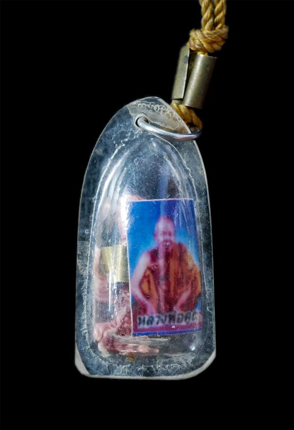 รูปหลวงพ่อคูณ ปริสุทโธ หลังตะกรุดกลุ่ม 9 ดอก พร้อมสายสิญจน์ ปี2536 วัดบ้านไร่ จ.นครราชสีมา | https://kamulet.in.th